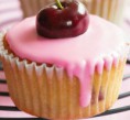 Cupcake de Fresa, con un exquisito salsa de cereza-fresa y un glaseado de fresa